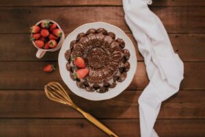 Bolo de chocolate de liquidificador com recheio e cobertura