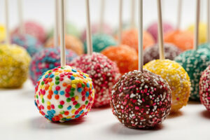 Cake pop: faça para decorar as mesas da sua festa