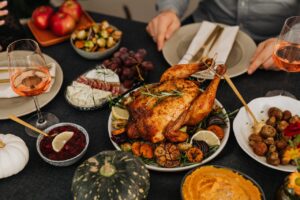 Frango assado recheado para um almoço especial