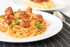 Macarrão com almôndegas para um almoço simples e rápido