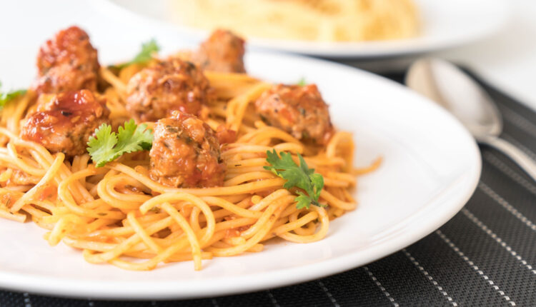 Receita de macarrão com almôndegas