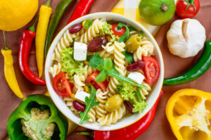 Que tal um macarrão primavera para colorir a refeição?