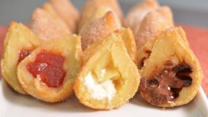 Coxinha doce com goiabada e doce de leite