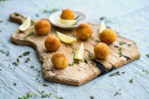 Bolinho de Bacalhau Recheado: Uma Deliciosa Variação do Clássico Petisco Português