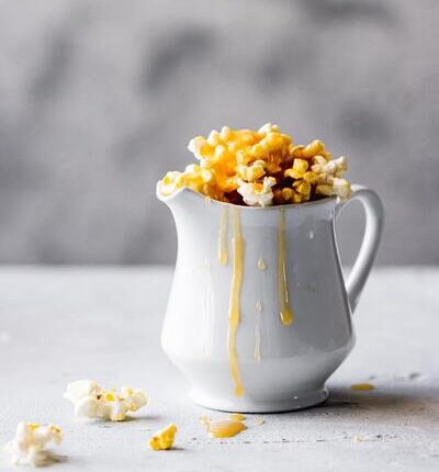 Imagine-se agora com um desejo incontrolável por uma guloseima doce e crocante. Uma pipoca caramelizada que derrete na boca, feita com ingredientes simples e em questão de minutos. A boa notícia é que você pode satisfazer esse desejo facilmente, e o melhor de tudo, sujando apenas uma panela. Vai uma pipoquinha aí? Neste artigo, vamos guiar você pelo processo de fazer pipoca doce de forma fácil e descomplicada. Prepare-se para uma explosão de sabor.