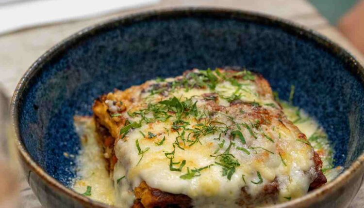 Lasanha à Bolonhesa com Molho Branco: Uma Delícia para Todas as Ocasiões. Aprenda a fazer essa iguaria em casa!