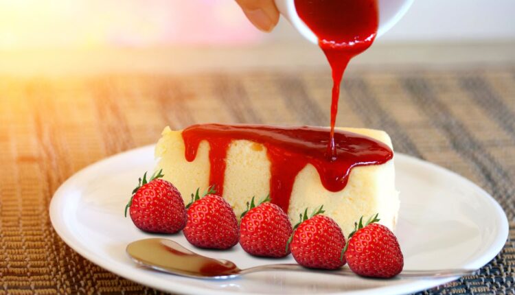 Pudim de leite Ninho fácil com calda de morango