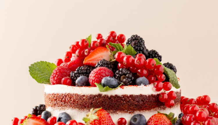 Receita de bolo trufado de frutas vermelhas