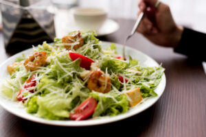 Salada caesar fácil e rápida, com e sem frango