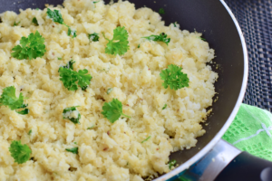 Arroz de couve-flor: receita low carb pronta em menos de 10 minutos