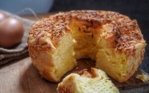 Bolo de pão de queijo: você não vai querer fazer de outro jeito