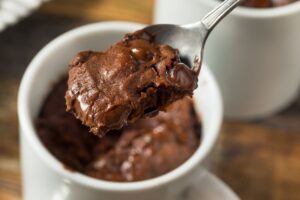 Brownie de Nescau de micro-ondas pronto em menos de 5 minutos