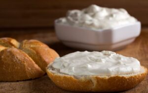 Cream Cheese caseiro: delicioso e rende muito