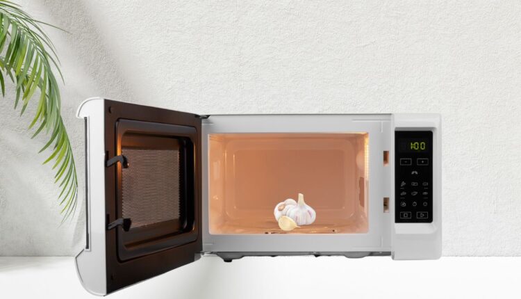 descascar alho no micro-ondas