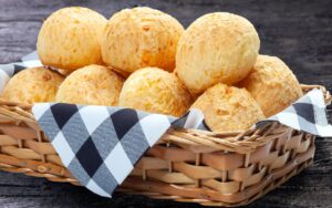 3 receitas de pão de queijo recheado fáceis