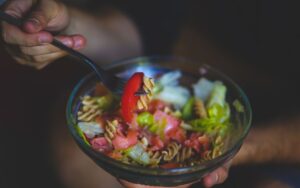 3 receitas de salada de macarrão fáceis