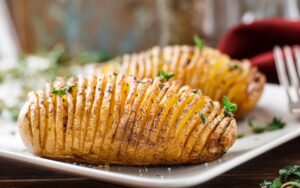 Batatas hasselback com limão-siciliano e ervas