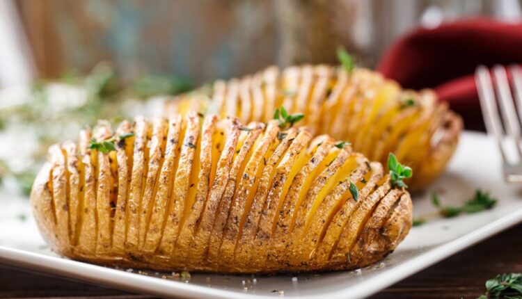 Batatas hasselback com limão-siciliano