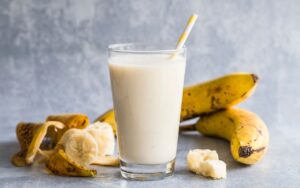 Receita de Smoothie de Banana e Iogurte mais 7 benefícios da banana que você precisa conhecer