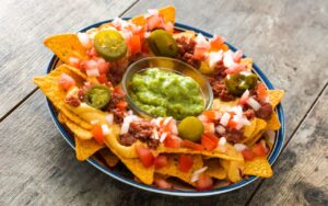 Nachos caseiro assado e guacamole: receita deliciosa e rápida