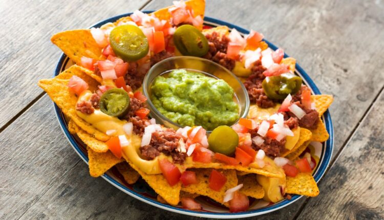 nachos caseiro assado e guacamole