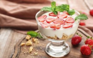 Parfait de morango: receita saudável pronta em minutos