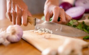 Receita caseira que tira o cheiro de alho e cebola das mãos