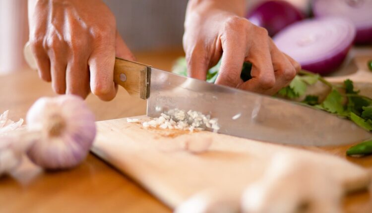 receita caseira que tira cheiro de alho e cebola das mãos