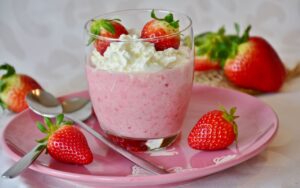 Sobremesa do dia: gelatina cremosa pronta em 5 minutos sem leite condensado