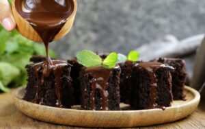 Bolo brownie de chocolate meio-amargo fit e delicioso; para comer sem culpa