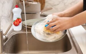 Detergente 3 em 1 de tomate: limpa, desengordura e dá brilho na louça