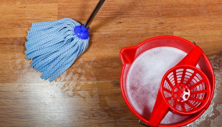 limpa piso de madeira.