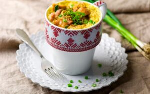 Torta de caneca rápida de micro-ondas; simples e deliciosa