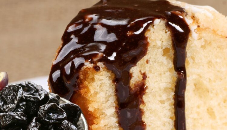 bolo de iogurte com calda de ameixa