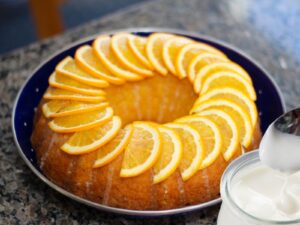 Este bolo de laranja e iogurte cremoso é simplesmente delicioso