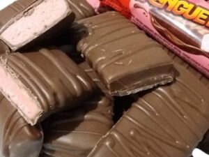 Moranguete: bombom de gelatina cremoso com cobertura de chocolate; as crianças amam