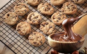 Cookie de Nutella com gotas de chocolate; uma sobremesa deliciosa