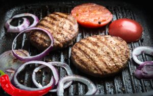Hambúrguer assado de carne moída: uma opção saudável sem perder o sabor