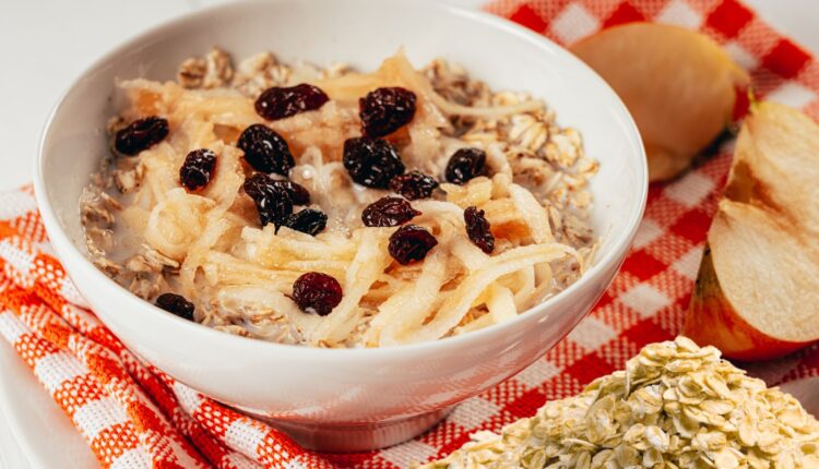 mingau de aveia com maçã caramelizada