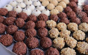 3 receitas de brigadeiros com tema de festas juninas deliciosos