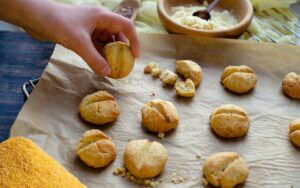 Bolachinhas de fubá: apenas 3 ingredientes, super rápido de fazer e uma delícia