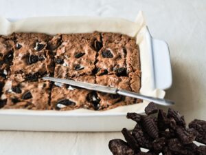 Brownie de Oreo na Air Fryer! Não acredita? Vem ver essa delícia