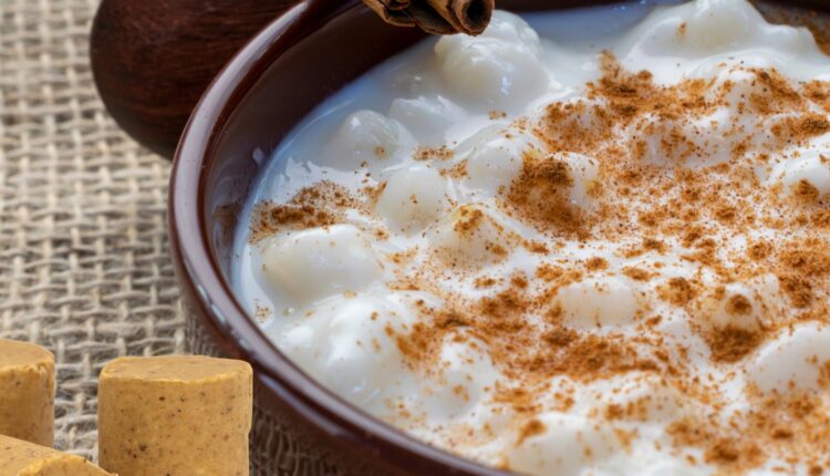 canjica com leite de coco e paçoquinha