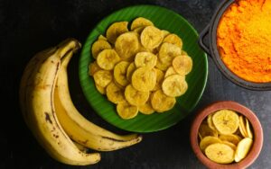 Chips de banana com açafrão: petisco delicioso e super saudável