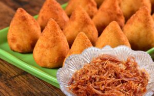 Agora faço sempre essa coxinha de cuscuz com carne seca, é uma delícia