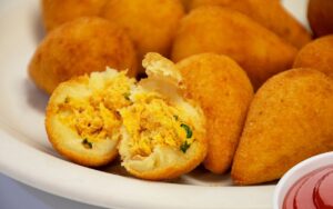 Com apenas 3 ingredientes você faz coxinhas de forno deliciosas