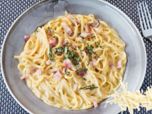 Macarrão a Carbonara, prato clássico italiano de um jeito rápido e delicioso