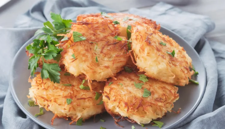 Batata rosti crocante com salsa fresca, servida em um prato cinza
