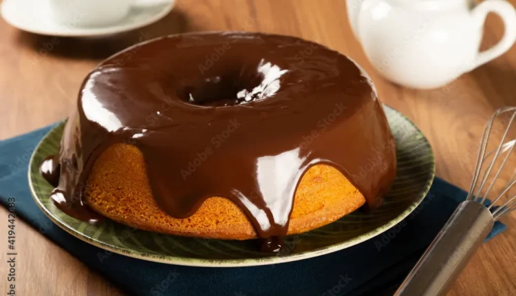 Bolo de cenoura com cobertura de chocolate derretido, pronto para ser servido, mostrando sua textura macia e deliciosa