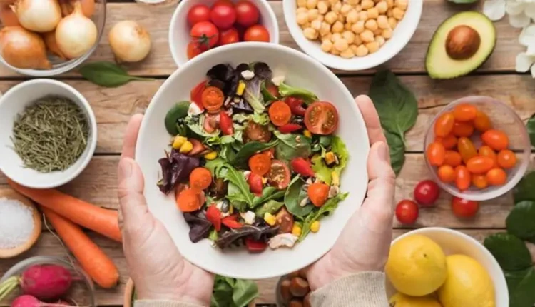 Salada fresca com tomates, alface, grão-de-bico e ingredientes saudáveis